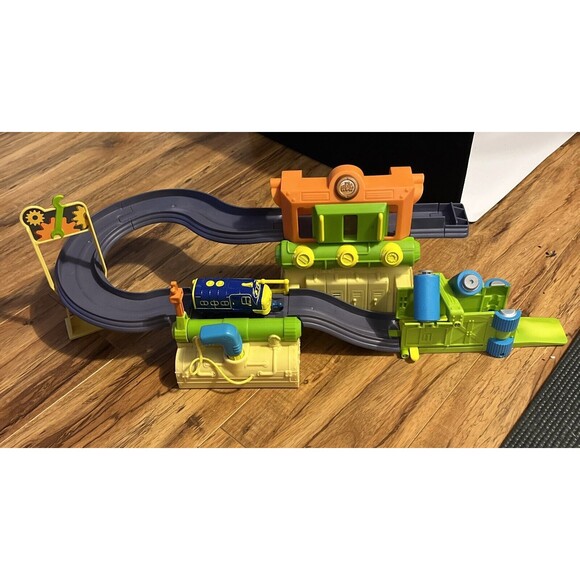 CHUGGINGTON DIE-CAST FIX & GO REPAIR SHED ACTION PLAYSET WITH BREWSTER! Works! - Picture 1 of 7